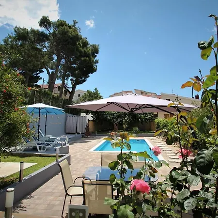 King Size With Private Pool Apartman