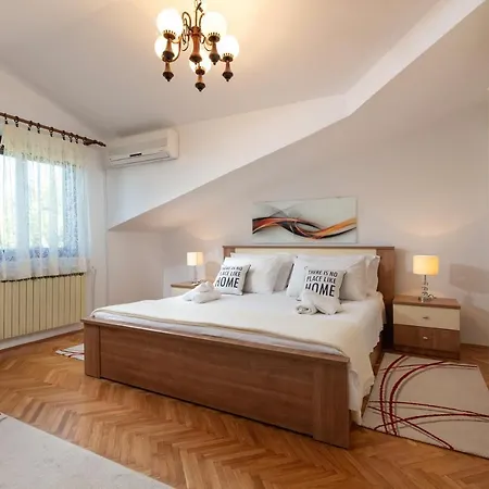 Apartman King Size With Private Pool Podstrana