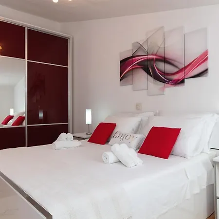 King Size With Private Pool Podstrana