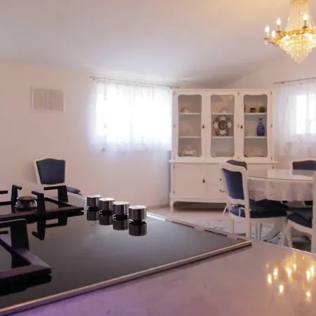 King Size With Private Pool Apartman Podstrana